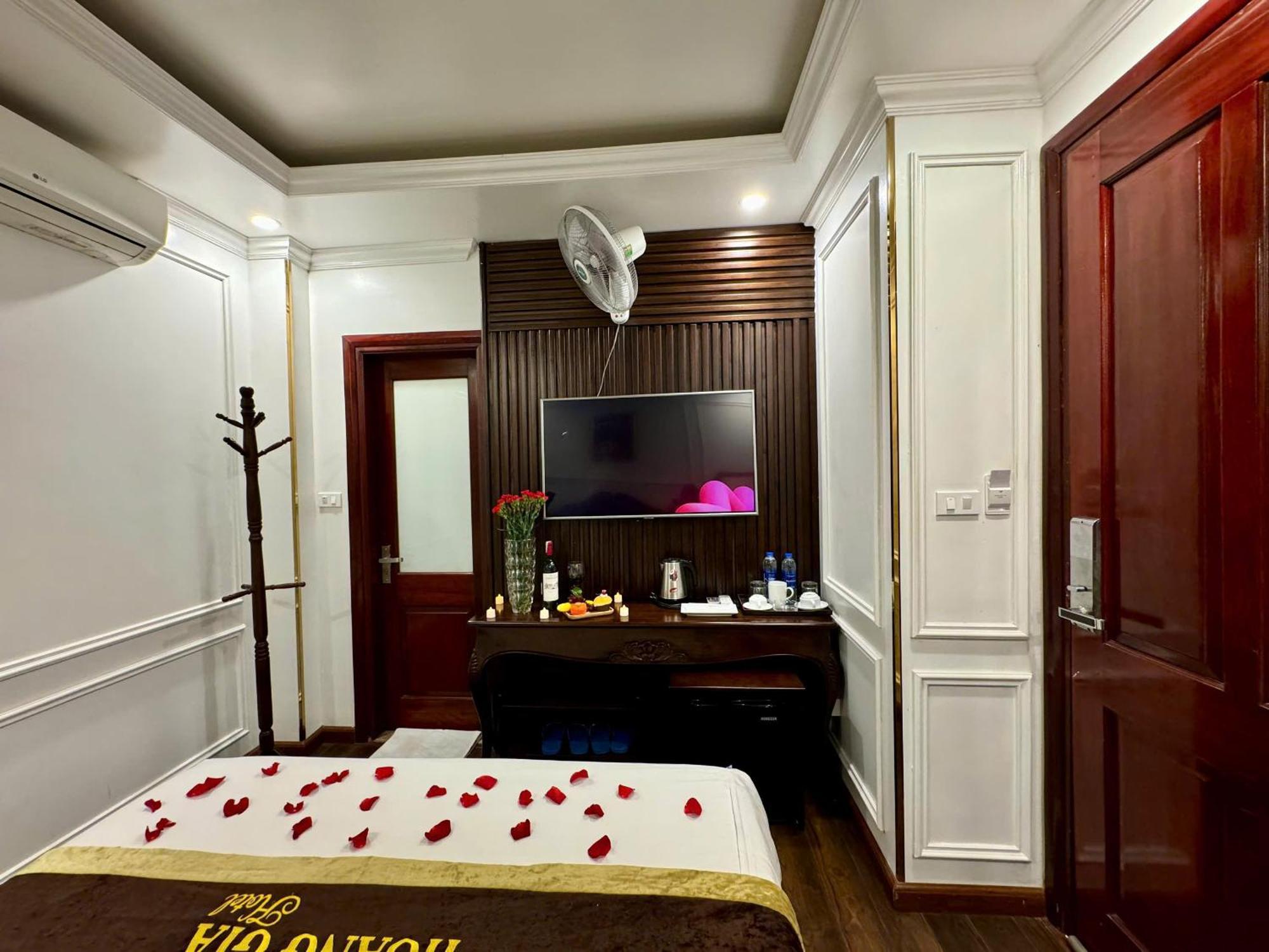 Hoang Gia Hotel Nhan Hoa Ханой Экстерьер фото