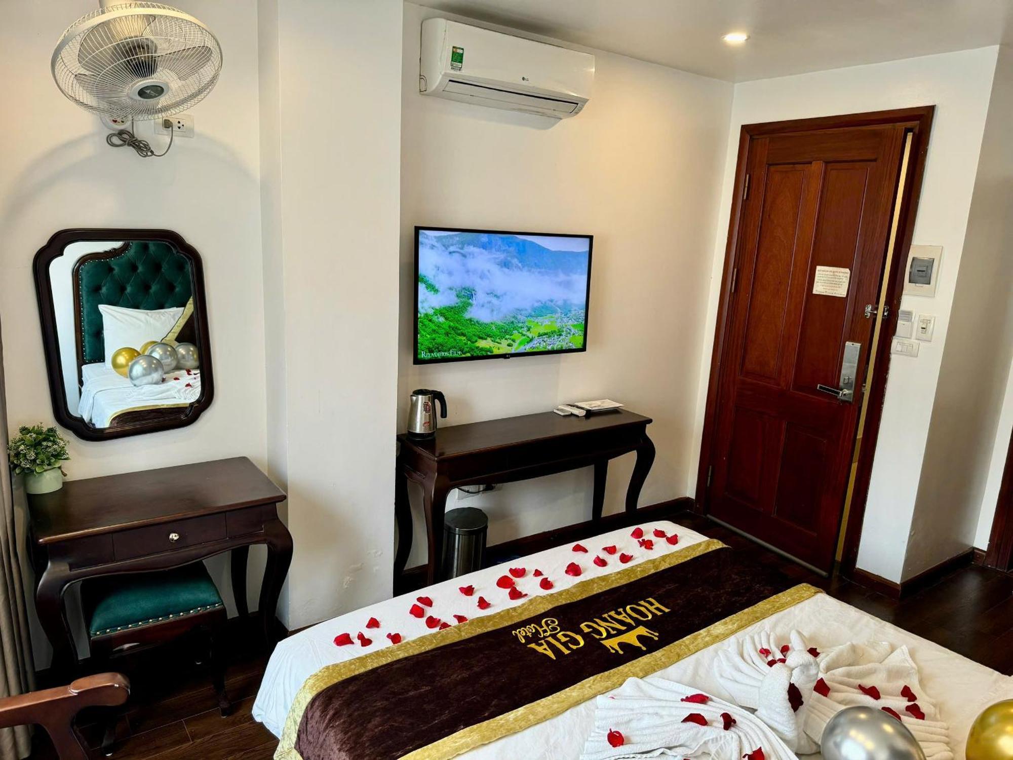 Hoang Gia Hotel Nhan Hoa Ханой Экстерьер фото