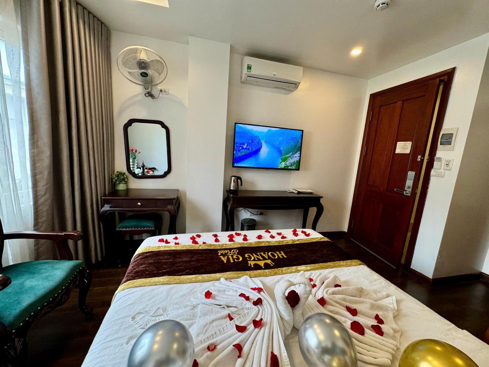 Hoang Gia Hotel Nhan Hoa Ханой Экстерьер фото