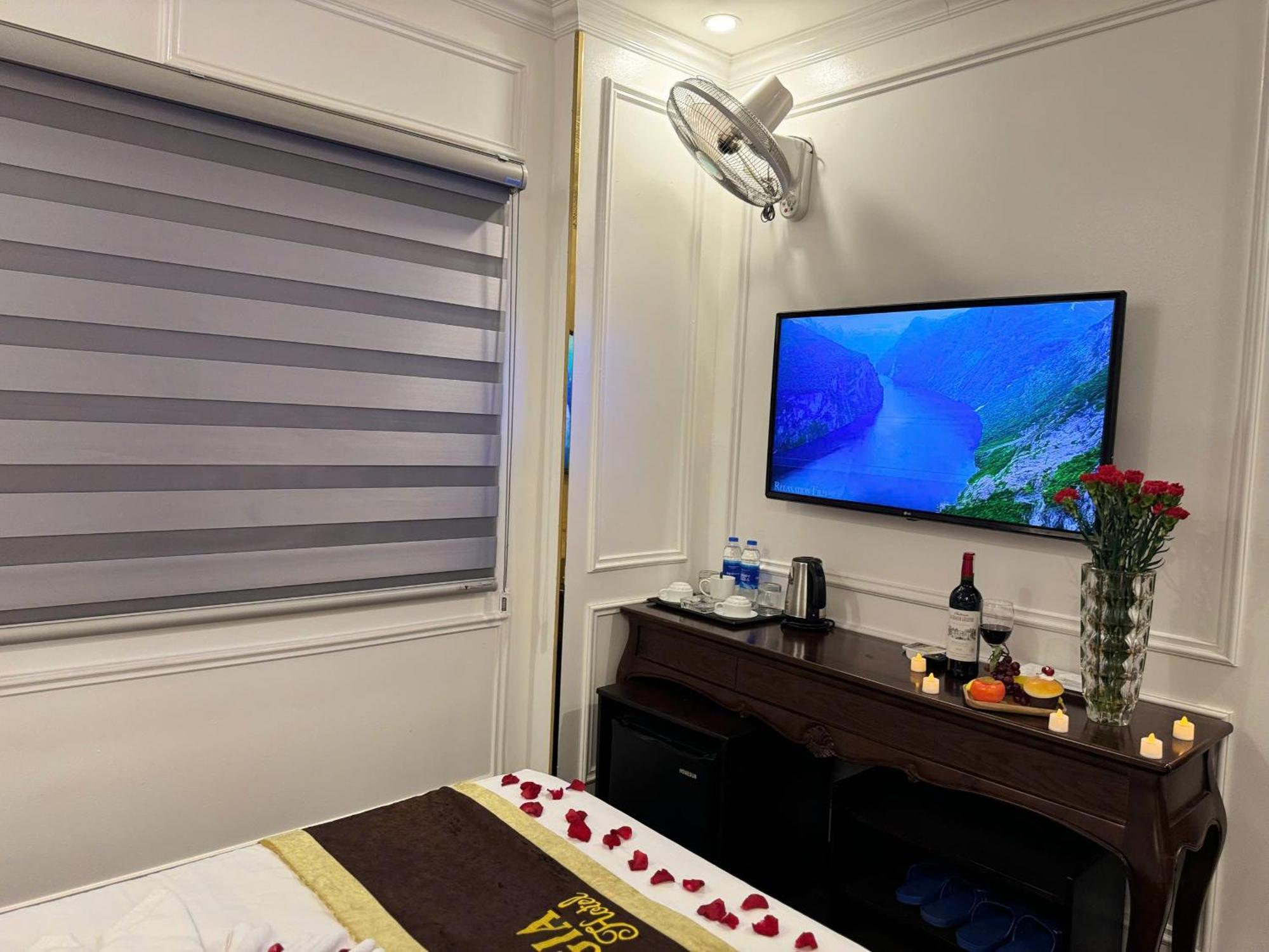Hoang Gia Hotel Nhan Hoa Ханой Экстерьер фото